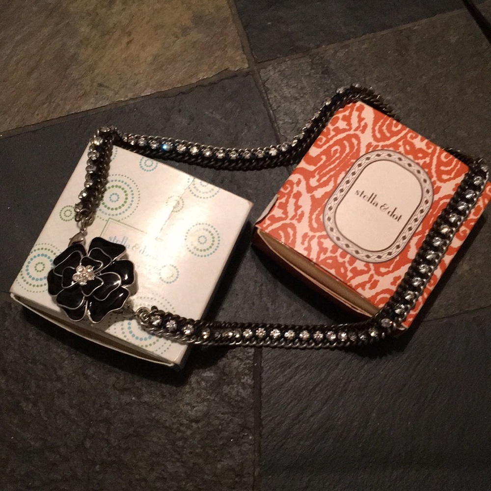 Stella & Dot Flower pendant and necklace set